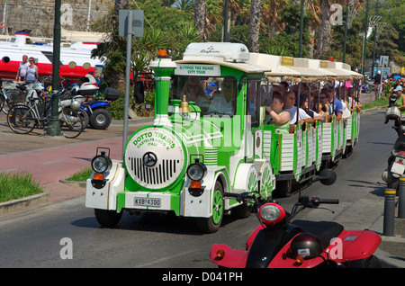 Road Train touristique dans la ville de Kos, l'ile de Kos, Dodécanèse, Mer Égée, Grèce Groupe. Banque D'Images