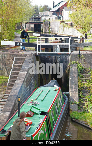 Un petit bateau ou péniche canal de la saisie d'un verrou sur le canal à Caldon Etruria, Stoke-on-Trent, l'état-major, England, UK Banque D'Images