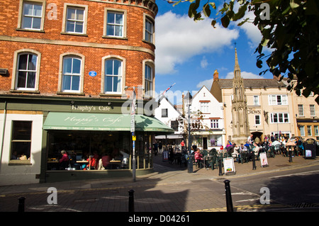 Market Place Somerset Glastonbury Heaphys Cafe et mémorial en centre ville Banque D'Images