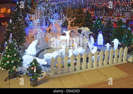 Affichage des arbres de Noël illuminés et decorations en vente dans un centre jardin store UK Angleterre Essex Banque D'Images