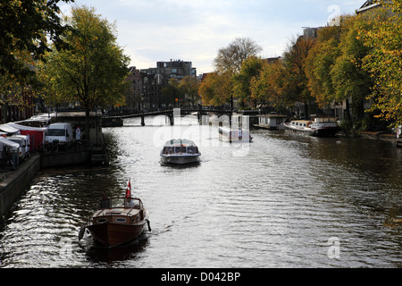 Bateaux et péniches sur le Keizersgracht, dans le centre de Amsterdam. Banque D'Images