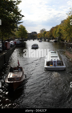 Bateaux et péniches sur le Keizersgracht, dans le centre de Amsterdam. Banque D'Images