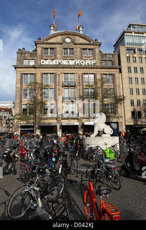 Les bicyclettes à l'extérieur du grand magasin De Bijenkorf au centre d'Amsterdam, aux Pays-Bas. Banque D'Images