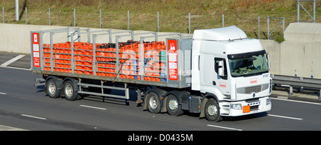 Camion de calor avec remorque chargée de bouteilles de butane et de propane Banque D'Images