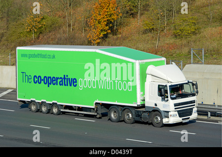 Co op le transport logistique de la chaîne d'approvisionnement alimentaire via l'alimentation supermarché livraison magasin & remorque camion poids lourds camion conduisant le long English UK autoroute M25 Banque D'Images