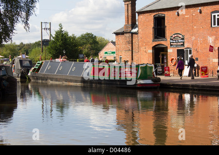 Jonction Fradley Staffordshire, Angleterre Royaume-Uni Grande-bretagne montrant un vieux bateau étroit Banque D'Images