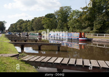 Gmlh 41992209 bateaux étroits sur le Trent et Mersey Canal à Fradley Staffordshire England Royaume-Uni Grande-Bretagne Banque D'Images