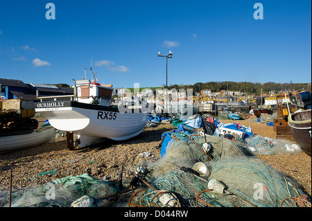 Bateaux de pêche sur le vieux Stade en Hastings. Banque D'Images