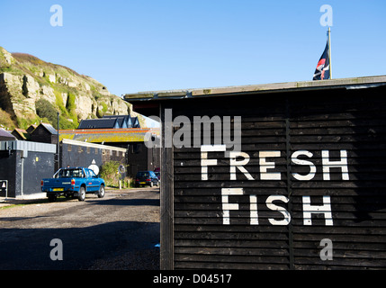 Un signe peint sur une cabane en bois sur le stade dans le vieux Hastings. Banque D'Images