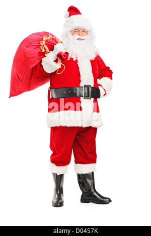 Portrait d'un Père Noël tenant un sac plein de cadeaux sur son dos isolé sur fond blanc Banque D'Images