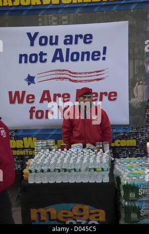 New York, USA. 14 novembre 2012. Près de trois semaines après l'Ouragan Sandy, le nettoyage et la misère se poursuit. Le quartier de Coney Island, Brooklyn, New York. Résidents de la touchés Coney Island près de Brooklyn ; NY recevoir gratuitement de la nourriture et des fournitures distribuées par les anges gardiens presque 3 semaines après la tempête. Banque D'Images