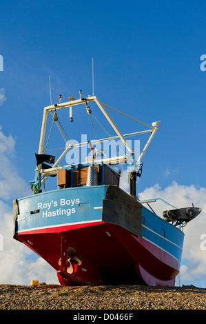 Un bateau de pêche sur le vieux Stade à Hastings. Banque D'Images