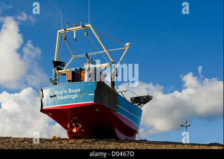 Un bateau de pêche sur le vieux Stade à Hastings. Banque D'Images