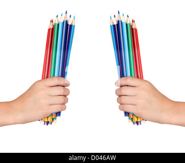 Deux mains tenant beaucoup de crayons de couleur isolé sur fond blanc Banque D'Images