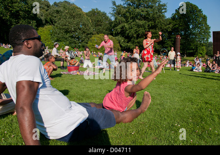 La grande danse Carnaval à Crystal Palace Park South London fait partie d'une campagne nationale visant à encourager les gens à être actifs et Banque D'Images