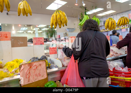 L'achat d'acheteurs de la nourriture dans un magasin d'alimentation alimentation chinois dans le quartier chinois de San Francisco. Banque D'Images