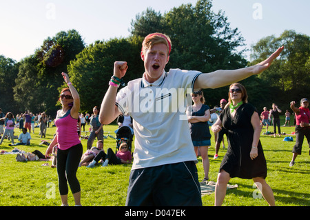 La grande danse Carnaval à Crystal Palace Park South London fait partie d'une campagne nationale visant à encourager les gens à être actifs et Banque D'Images