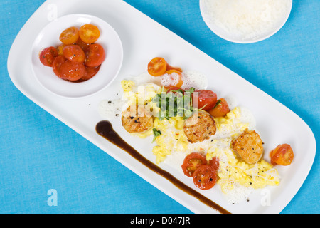 Saffron risotto aux pétoncles grillés et sauce aux tomates cerises Banque D'Images