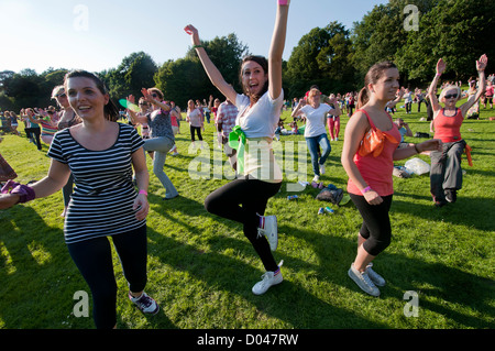 La grande danse Carnaval à Crystal Palace Park South London fait partie d'une campagne nationale visant à encourager les gens à être actifs et Banque D'Images