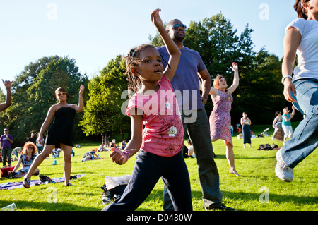 La grande danse Carnaval à Crystal Palace Park South London fait partie d'une campagne nationale visant à encourager les gens à être actifs et Banque D'Images