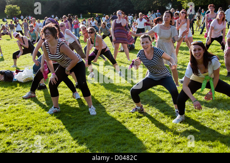 La grande danse Carnaval à Crystal Palace Park South London fait partie d'une campagne nationale visant à encourager les gens à être actifs et Banque D'Images