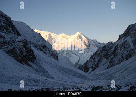 Soleil sur les montagnes de la neige couverts Kang La pass dans la région du Dolpo intérieure de l'ouest du Népal Banque D'Images