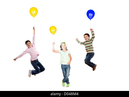 Trois enfants voyager avec ballon gonflé isolé sur fond blanc Banque D'Images