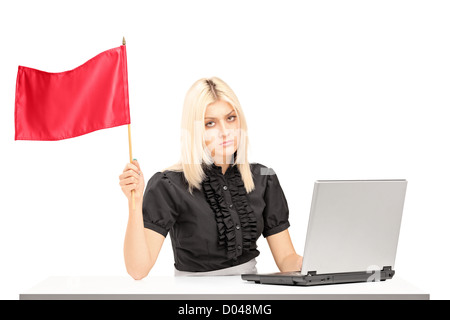 Sad female office worker qui agitait un drapeau rouge gesturing défaite isolé sur fond blanc Banque D'Images