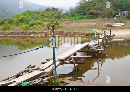 Pont en bois le long de la rivière à Hong Kong Banque D'Images