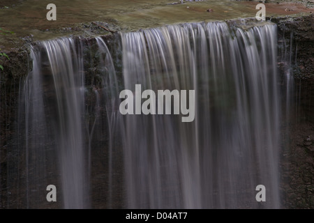 Hörschbash chute près de. Cette cascade de horse shoe falls cinq mètres et l'eau est comme un rideau Banque D'Images