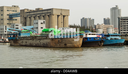 Cargo chinois ancien bâtiment de stockage accosté près de sur la rivière Huangpu Banque D'Images