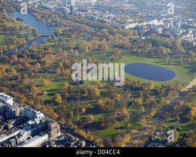 Couleurs automnales dans Hyde Park Londres, à partir de l'air, montrant le bassin rond et la gauche Serpentine Banque D'Images