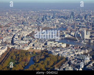 À l'est au-dessus de Londres sur la Tamise à la ville avec St James Park et le London Eye et l'avant-plan de Whitehall Banque D'Images