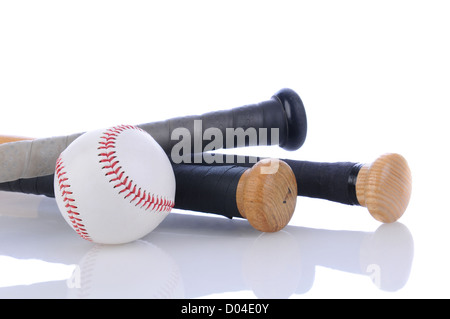 Libre d'une balle de baseball et trois chauves-souris sur un fond blanc avec réflexion, format horizontal. Banque D'Images