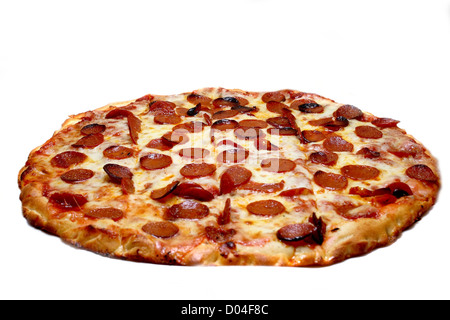 Un fromage et pepperoni pizza, sur blanc. Banque D'Images