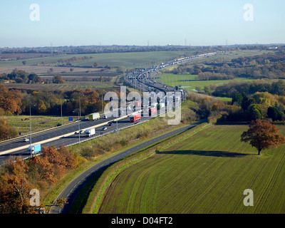 Autoroute M25 élargie à quatre voies dans l'Essex, près de la jonction avec la M11, Angleterre du Sud-Est, Royaume-Uni Banque D'Images