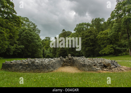 Vue frontale du Parc le Breos Cwm chambré néolithique cairn dans la péninsule de Gower, dans le sud du Pays de Galles. Banque D'Images