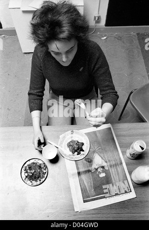 Adolescente punk lisant le NME tout en mangeant le déjeuner 27/1/79 PHOTO PAR DAVID BAGNALL adolescent jeunesse Grande-Bretagne britannique années 1970 punk ère histoire sociale Angleterre Anglais Banque D'Images