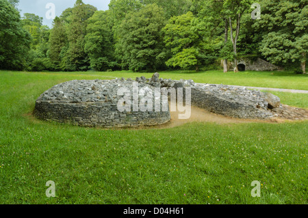 Vue frontale du Parc le Breos Cwm chambré cairn néolithique dans le sud du Pays de Galles montrant le parvis relativement étroite. Banque D'Images