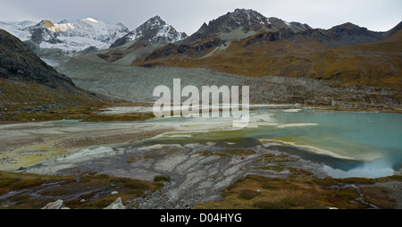 Le lac Glacier plat avant d'entrer dans le réservoir, Lac de Moiry dans les hautes montagnes de la Suisse Banque D'Images