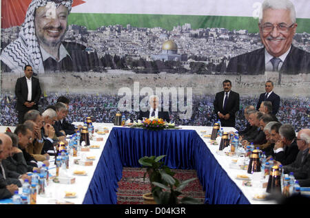 16 novembre 2012 - Ramallah, Cisjordanie, territoire palestinien - Le président palestinien Mahmoud Abbas prend la parole lors d'une réunion de la direction palestinienne à sa résidence dans la ville de Ramallah, en Cisjordanie, le vendredi 16 novembre, 2012. Abbas a déclaré dans un discours télévisé vendredi qu'il a instamment prié les États-Unis et les pays européens à faire pression sur Israël pour mettre un terme à l'offensive. Abbas a dit qu'il a également appelé à Gaza le premier ministre Ismail Haniyeh du Hamas et les Islamistes' top chef en exil, Khaled Mashaal, appelant à l'unité palestinienne (crédit Image : © Issam Rimawi APA/Images/ZUMAPRESS.com) Banque D'Images