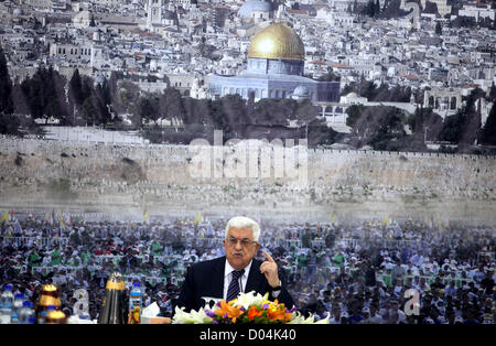 16 novembre 2012 - Ramallah, Cisjordanie, territoire palestinien - Le président palestinien Mahmoud Abbas prend la parole lors d'une réunion de la direction palestinienne à sa résidence dans la ville de Ramallah, en Cisjordanie, le vendredi 16 novembre, 2012. Abbas a déclaré dans un discours télévisé vendredi qu'il a instamment prié les États-Unis et les pays européens à faire pression sur Israël pour mettre un terme à l'offensive. Abbas a dit qu'il a également appelé à Gaza le premier ministre Ismail Haniyeh du Hamas et les Islamistes' top chef en exil, Khaled Mashaal, appelant à l'unité palestinienne (crédit Image : © Issam Rimawi APA/Images/ZUMAPRESS.com) Banque D'Images