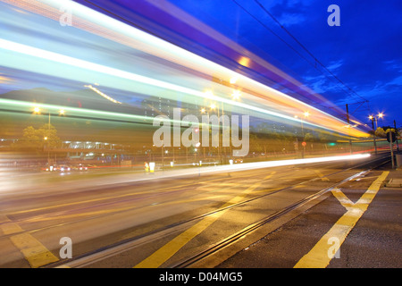 Trafic dans Hong Kong la nuit. Light rail. Banque D'Images