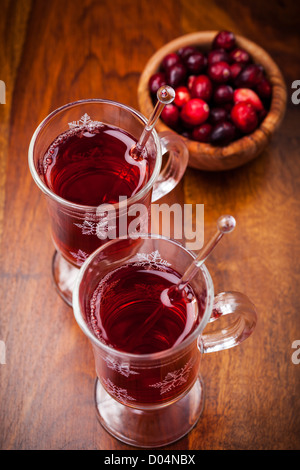 Boisson chaude avec des canneberges sur blanc Banque D'Images