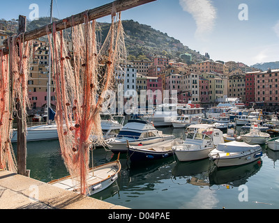 Vue sur le port de Camogli, Italie à travers une résille Banque D'Images