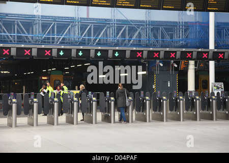 Les obstacles au ticket de la station London Bridge, Novembre 2012 Banque D'Images