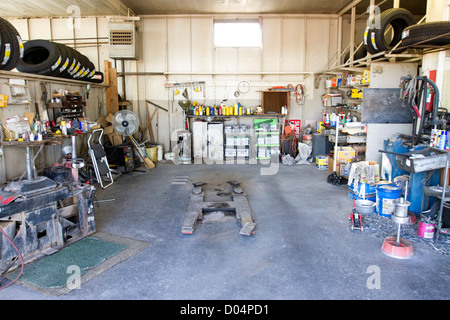 Garage de réparation automobile à Marfa, Texas. Banque D'Images