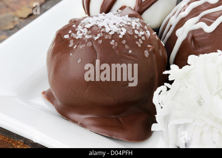 Variété de bonbons truffe au chocolat. Profondeur de champ avec selective focus on première truffe. Banque D'Images