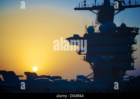 Le soleil se couche avant le vol de nuit des opérations à bord des porte-avions de classe Nimitz USS Dwight D. Eisenhower, le 8 novembre 2012 dans la mer d'Oman. Banque D'Images