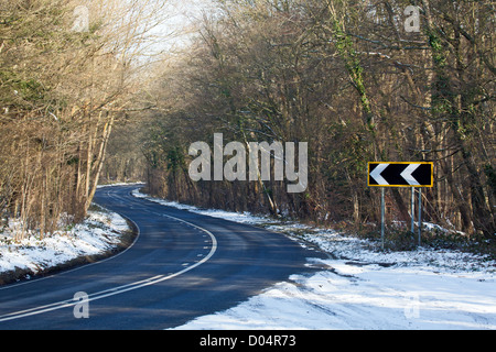 Route de campagne et de coudes avec Bend route pointant vers la gauche direction Banque D'Images